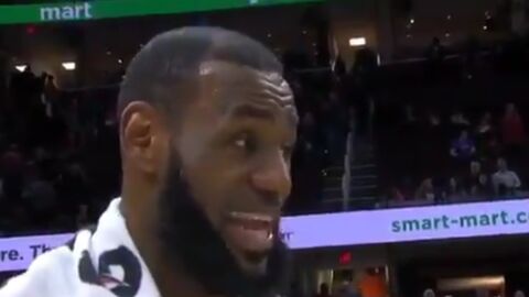 LeBron James habla a pie de pista