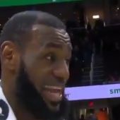 LeBron James habla a pie de pista