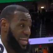 LeBron James habla a pie de pista LeBron James habla a pie de pista