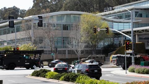 Polic&iacute;as vigilan los alrededores de la sede de YouTube en San Bruno, California, EE. UU.