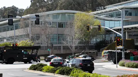 Policías vigilan los alrededores de la sede de YouTube en San Bruno, California, EE. UU. Policías vigilan los alrededores de la sede de YouTube en San Bruno, California, EE. UU.