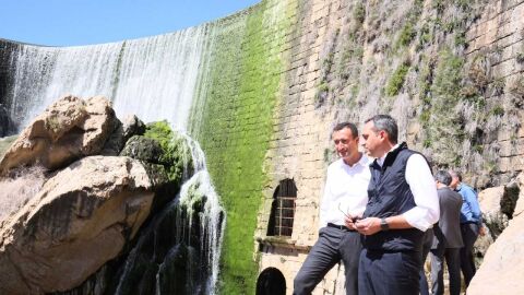 C&eacute;sar S&aacute;nchez y Carlos Gonz&aacute;lez junto a la Presa del Pantano de Elche