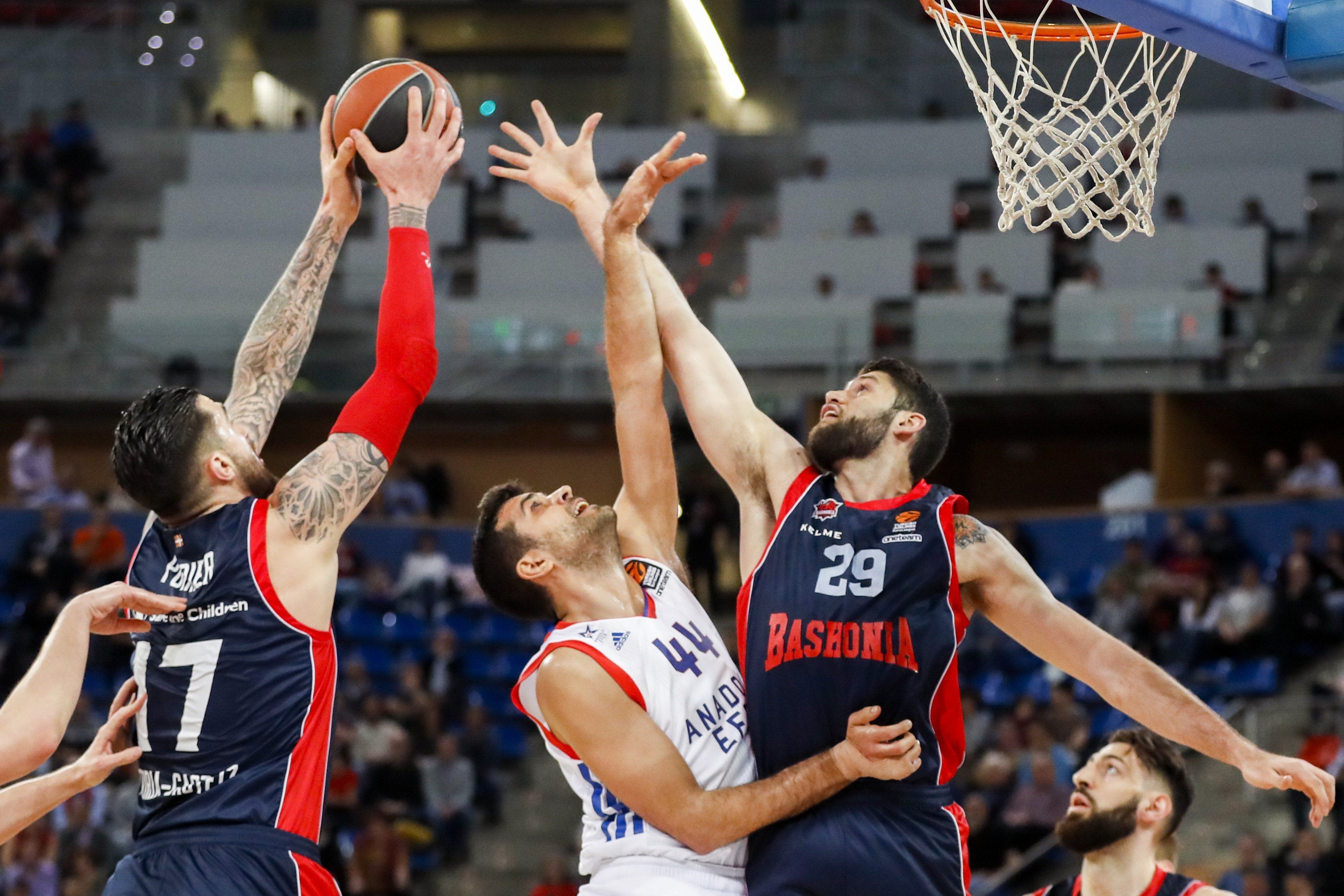 El Baskonia acaba séptimo y se medirá al Fenerbahce en el Top 8 tras perder contra el Efes El Baskonia acaba séptimo y se medirá al Fenerbahce en el Top 8 tras perder contra el Efes