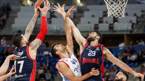 Krunoslav Simon lucha el rebote ante Porie y Garino