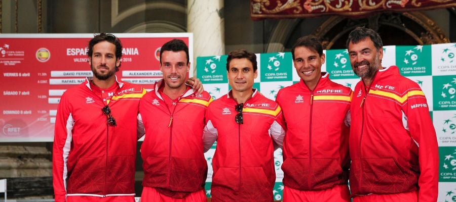 El equipo español de la Copa Davis posa tras el sorteo en Valencia El equipo español de la Copa Davis posa tras el sorteo en Valencia