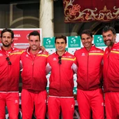 El equipo español de la Copa Davis posa tras el sorteo en Valencia El equipo español de la Copa Davis posa tras el sorteo en Valencia