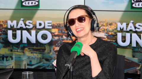 Luz Casal durante una entrevista en los estudios de Onda Cero