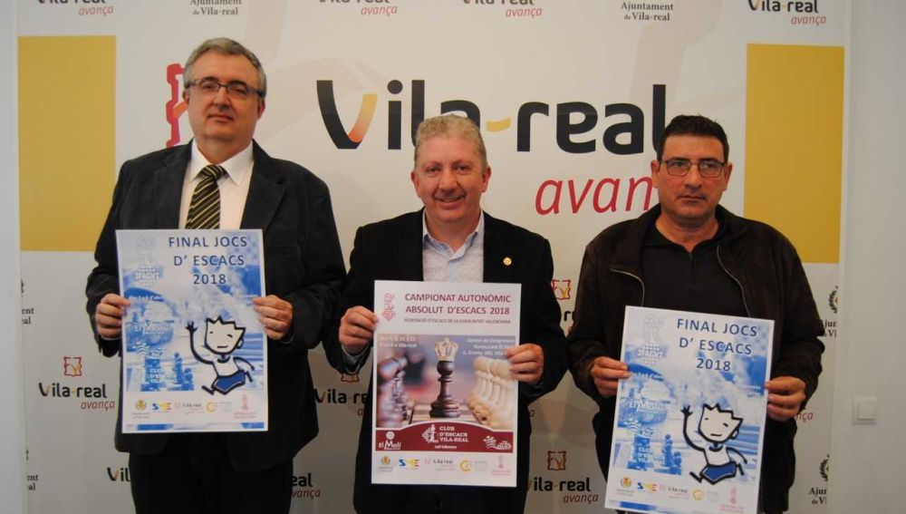 El regidor d'Esports, Javier Serralvo, el president del Club d’Escacs Vila-real, Jorge Romero, i pel president de la Federació d'Escacs de la Comunitat Valenciana, Luis Barona.