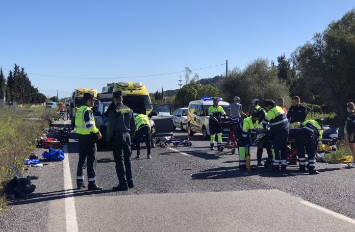 Nueve ciclistas heridos, dos de ellos graves, al ser arrollados por un coche en Capdepera Nueve ciclistas heridos, dos de ellos graves, al ser arrollados por un coche en Capdepera