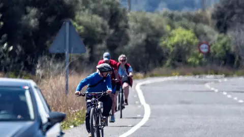Ciclistas circulando por la carretera Ciclistas circulando por la carretera