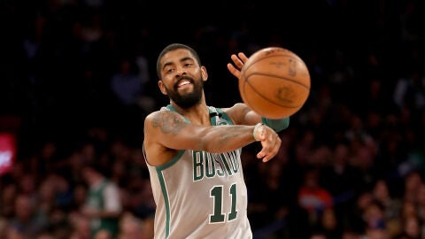 Irving pasa el bal&oacute;n durante un partido