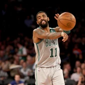 Irving pasa el balón durante un partido Irving pasa el balón durante un partido