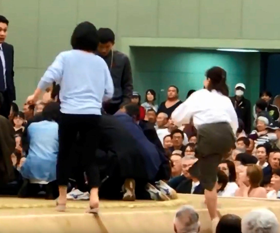 Piden abandonar un ring de sumo a mujeres que asistían a un hombre enfermo Piden abandonar un ring de sumo a mujeres que asistían a un hombre enfermo