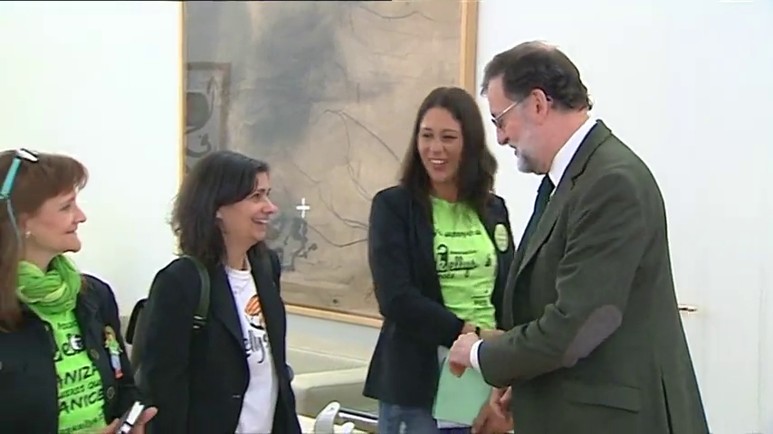 Rajoy se queda "impactado" cuando una de las 'kellys' le ha mostrado la faja sin la que no puede ir a trabajar Rajoy se queda "impactado" cuando una de las 'kellys' le ha mostrado la faja sin la que no puede ir a trabajar