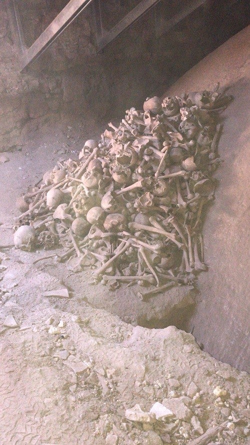 Aparecen 30 cráneos y huesos grandes en la iglesia de la Asunción de Valdepeñas Aparecen 30 cráneos y huesos grandes en la iglesia de la Asunción de Valdepeñas