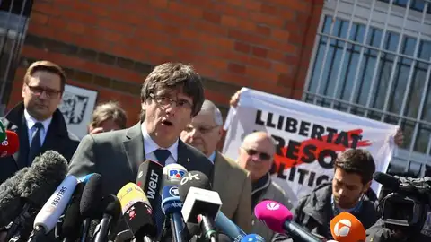 Puigdemont, a la salida de la prisión de Neumünster Puigdemont, a la salida de la prisión de Neumünster