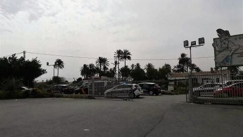 Veh&iacute;culos de la Polic&iacute;a Local y Nacional en el lugar del atraco