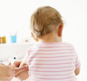 Bebé con una vacuna Bebé con una vacuna