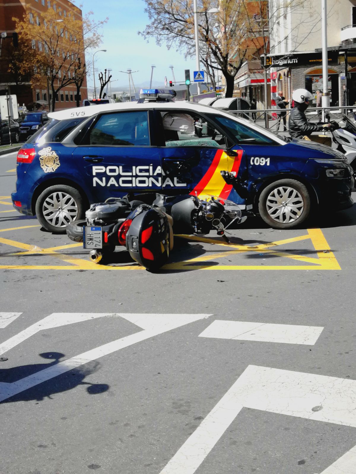 Aparatoso accidente contra un vehículo de la Policía Nacional Aparatoso accidente contra un vehículo de la Policía Nacional