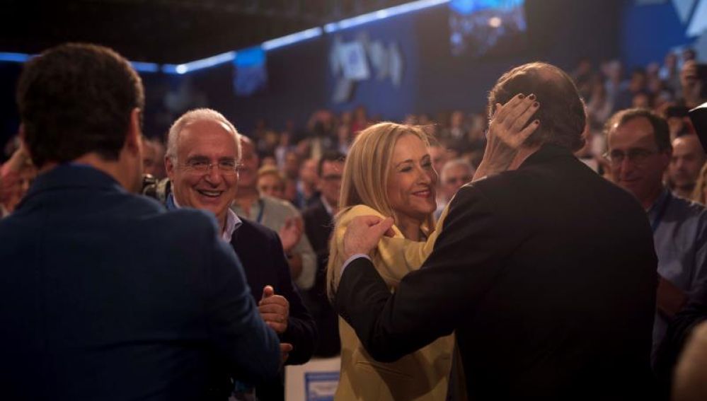 Mariano Rajoy saluda a Cristina Cifuentes en la convención nacional del PP