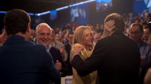 Mariano Rajoy saluda a Cristina Cifuentes en la convenci&oacute;n nacional del PP