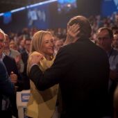 Mariano Rajoy saluda a Cristina Cifuentes en la convención nacional del PP