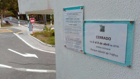 Letrero advirtiendo el cierre del Parque de Tr&aacute;fico de Elche en Semana Santa