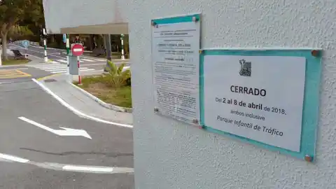 Letrero advirtiendo el cierre del Parque de Tráfico de Elche en Semana Santa Letrero advirtiendo el cierre del Parque de Tráfico de Elche en Semana Santa