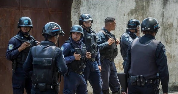 <p>Al menos 17 muertos por una estampida en una fiesta de fin de curso en Caracas</p> <p>Al menos 17 muertos por una estampida en una fiesta de fin de curso en Caracas</p>