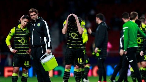 Los jugadores del Sporting de Portugal, tras su derrota contra el Atl&eacute;tico de Madrid