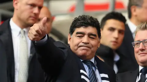 Maradona saluda a los aficionados Maradona saluda a los aficionados