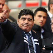 Maradona saluda a los aficionados