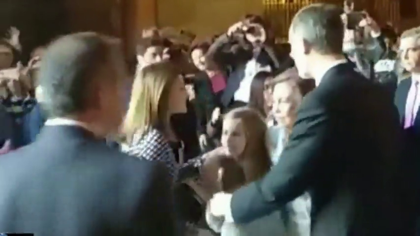 Un nuevo vídeo muestra otra perspectiva del rifirrafe entre la Reina Letizia y la Reina Sofía Un nuevo vídeo muestra otra perspectiva del rifirrafe entre la Reina Letizia y la Reina Sofía