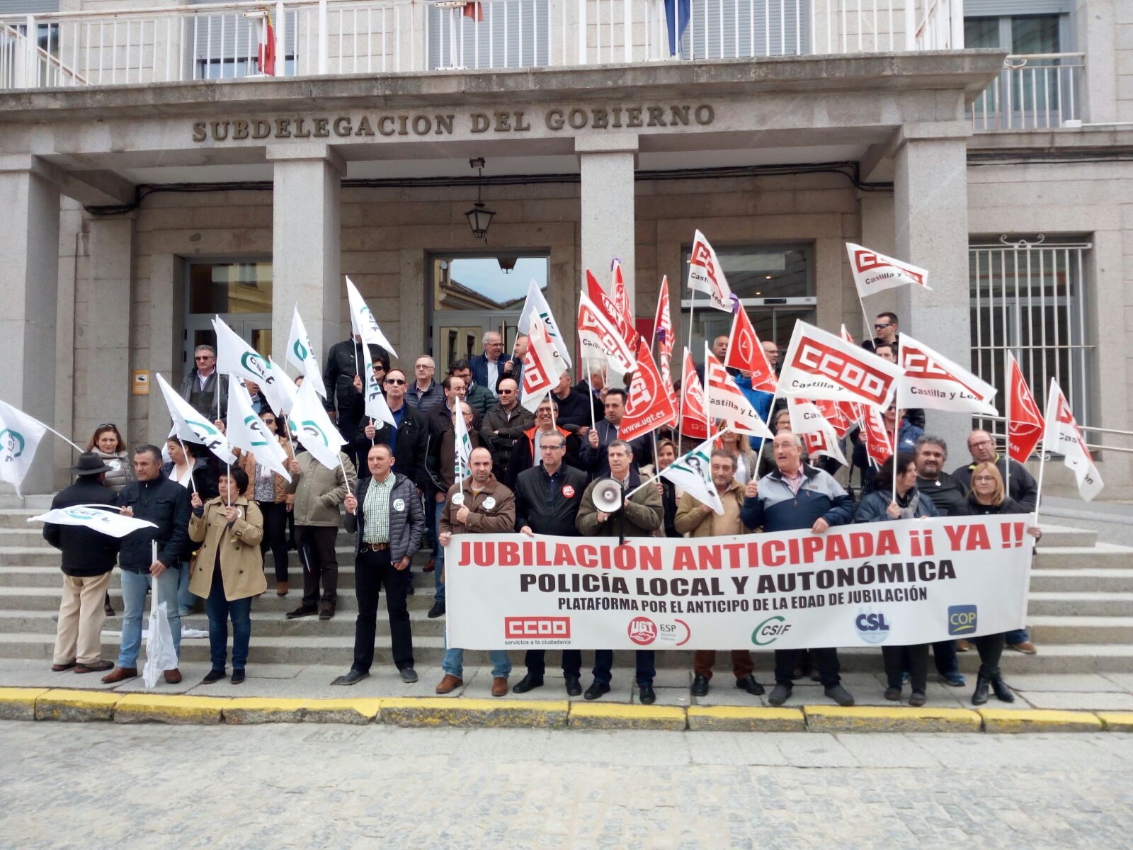 Un grupo de policias locales se ha concentrado esta mañana frente a la Subdelegación del Gobierno en Segovia. Un grupo de policias locales se ha concentrado esta mañana frente a la Subdelegación del Gobierno en Segovia.