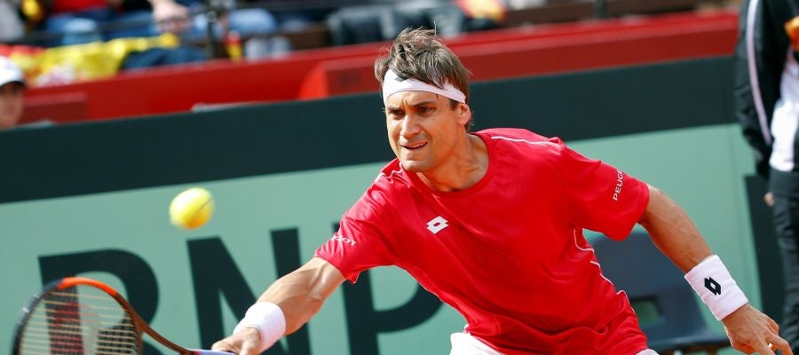 David Ferrer devuelve una bola en el partido con España David Ferrer devuelve una bola en el partido con España