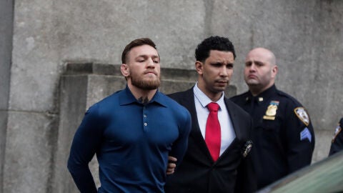 McGregor abandona esposado la comisar&iacute;a