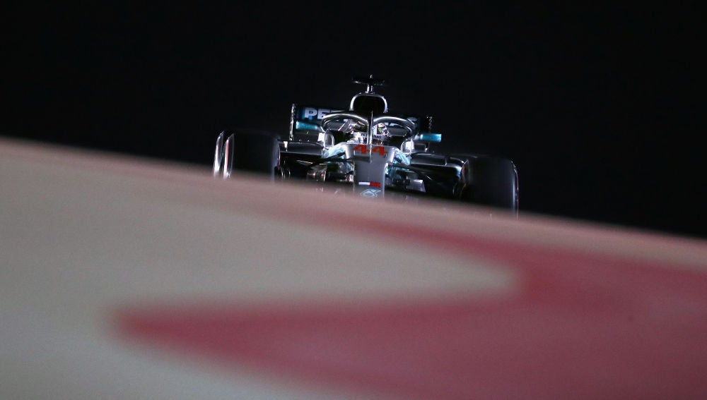 Hamilton, rodando con su Mercedes en Baréin