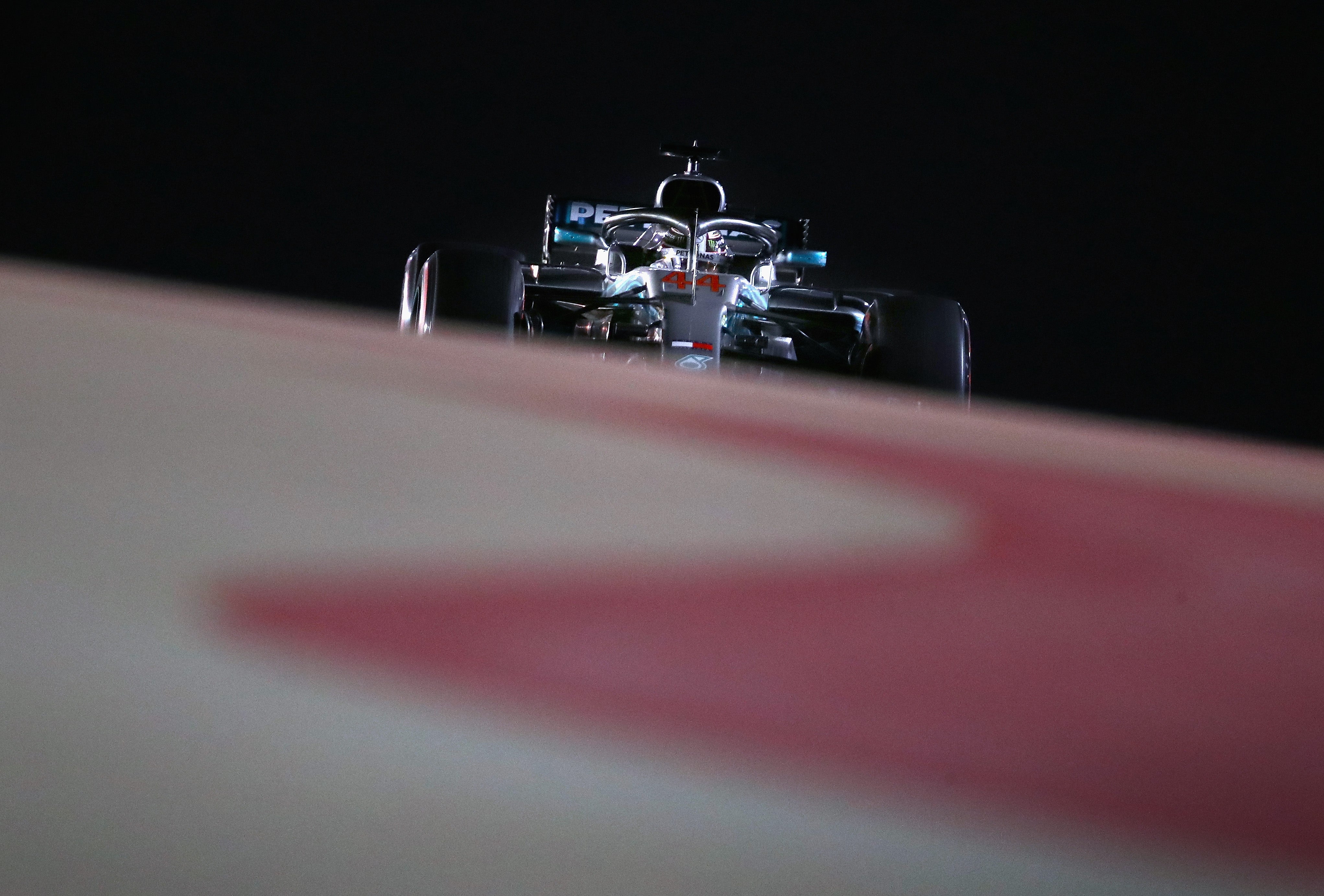 Hamilton perderá cinco posiciones en la parrilla de salida tras cambiar la caja de cambios Hamilton perderá cinco posiciones en la parrilla de salida tras cambiar la caja de cambios