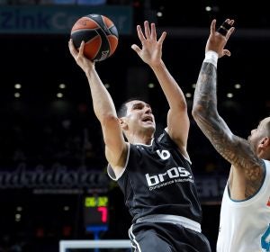 Taylor intenta defender a Zizis Taylor intenta defender a Zizis