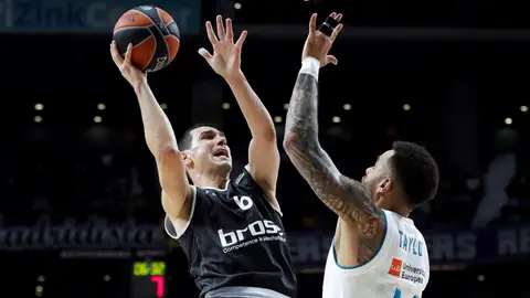 Taylor intenta defender a Zizis Taylor intenta defender a Zizis