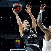 Taylor intenta defender a Zizis Taylor intenta defender a Zizis