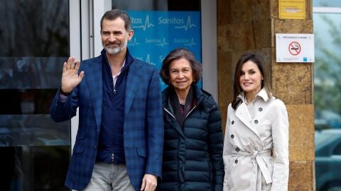  Los Reyes, acompa&ntilde;ados de Do&ntilde;a Sof&iacute;a, han llegado hoy juntos para visitar al Rey Juan Carlos 
