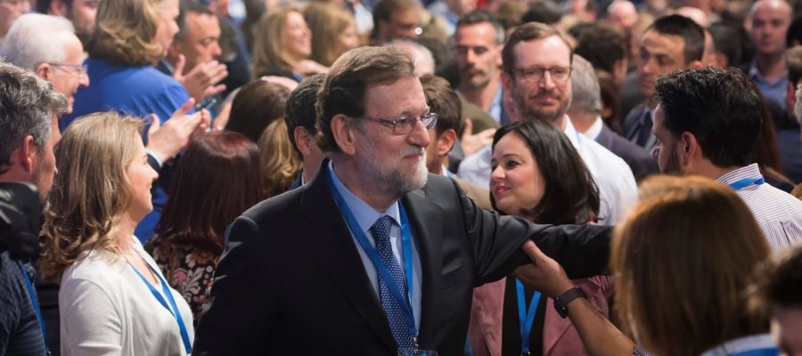 El presidente del Gobierno, Mariano Rajoy, saluda a los asistentes durante la inauguración El presidente del Gobierno, Mariano Rajoy, saluda a los asistentes durante la inauguración