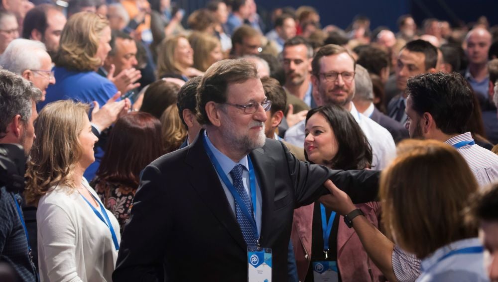 El presidente del Gobierno, Mariano Rajoy, saluda a los asistentes durante la inauguración 