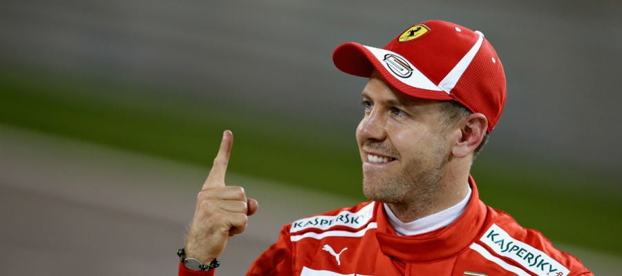 Vettel muestra su dedo Vettel muestra su dedo