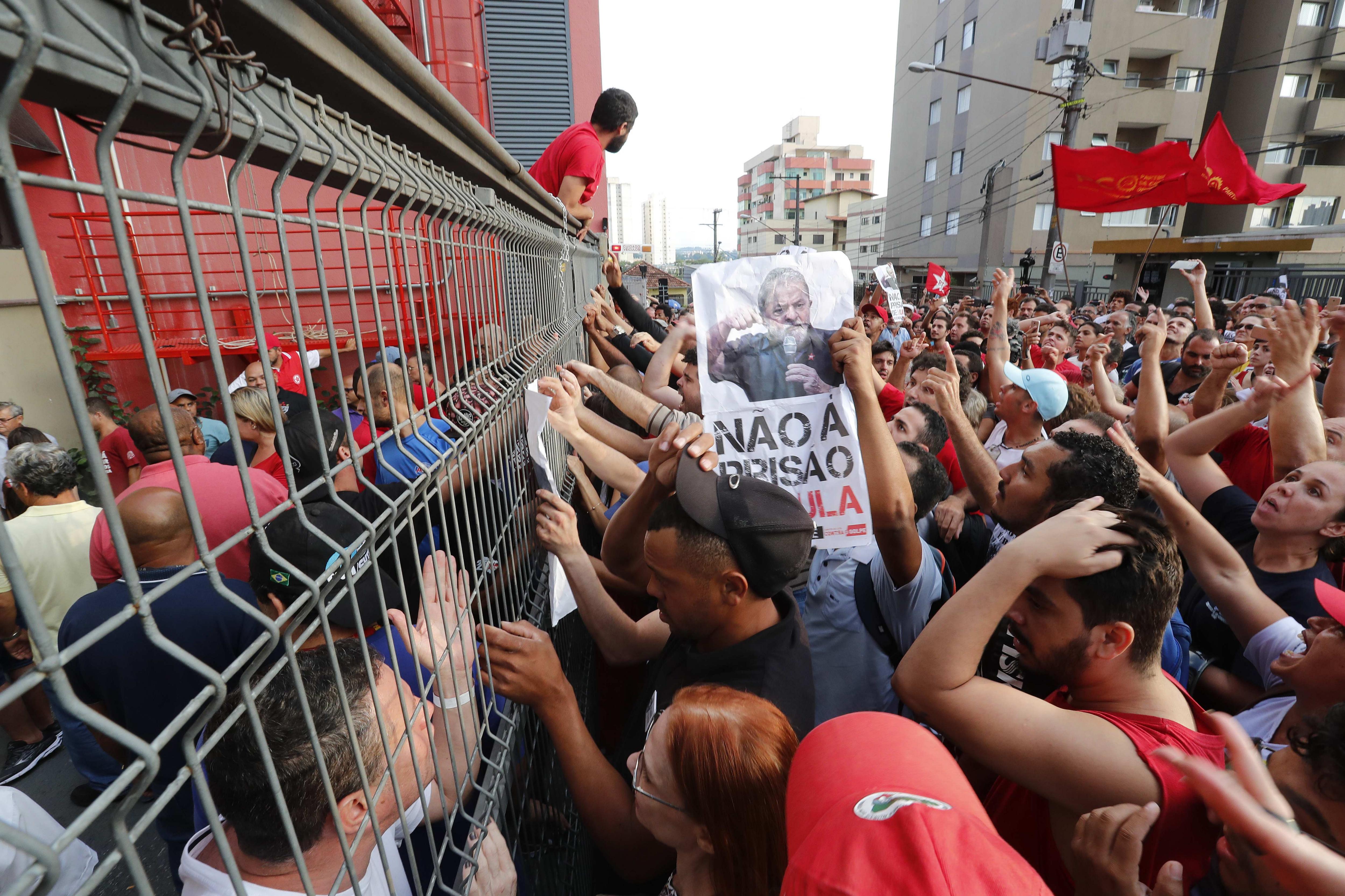 Grupos a favor y en contra de Lula salen a la calle en todo Brasil tras su ingreso en prisión Grupos a favor y en contra de Lula salen a la calle en todo Brasil tras su ingreso en prisión