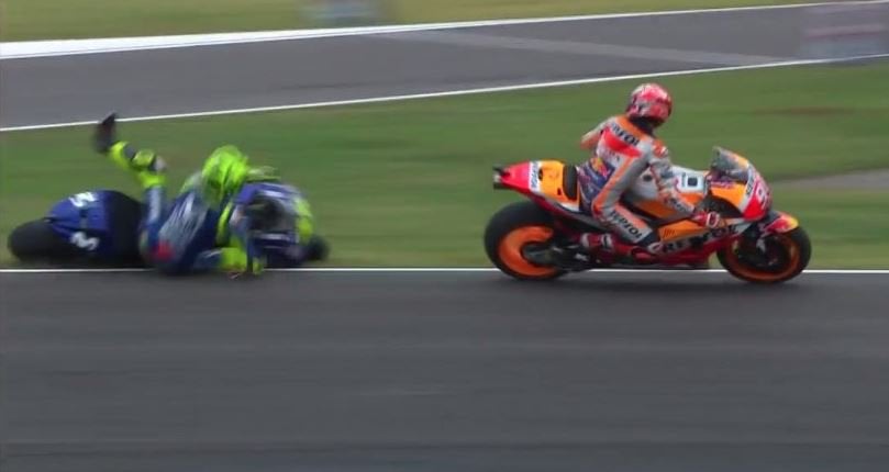 Nuevo lío a la vista entre Márquez y Rossi: Marc tira a Valentino en Argentina y este no acepta sus disculpas Nuevo lío a la vista entre Márquez y Rossi: Marc tira a Valentino en Argentina y este no acepta sus disculpas