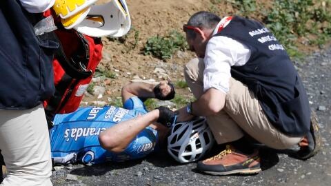 El ciclista belga, atendido por los servicios m&eacute;dicos