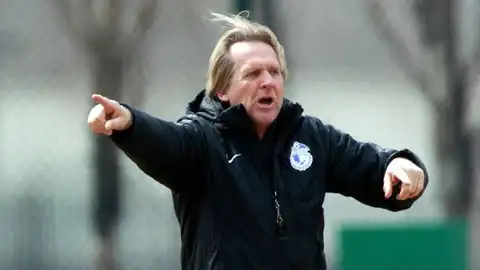 Bernd Schuster, entrenador del Dalian Yifang. Bernd Schuster, entrenador del Dalian Yifang.