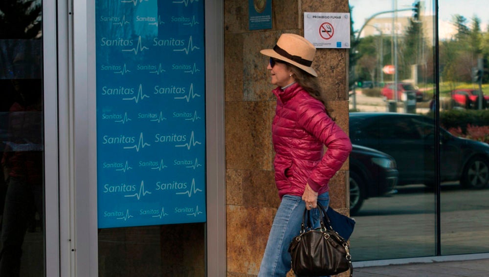La Infanta Elena visita a su padre en el hospital